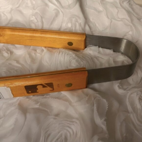 MLB Licensed Oakland A’s Wood Handled 18” BBQ Tongs Major League Baseball Silver - Picture 5 of 5